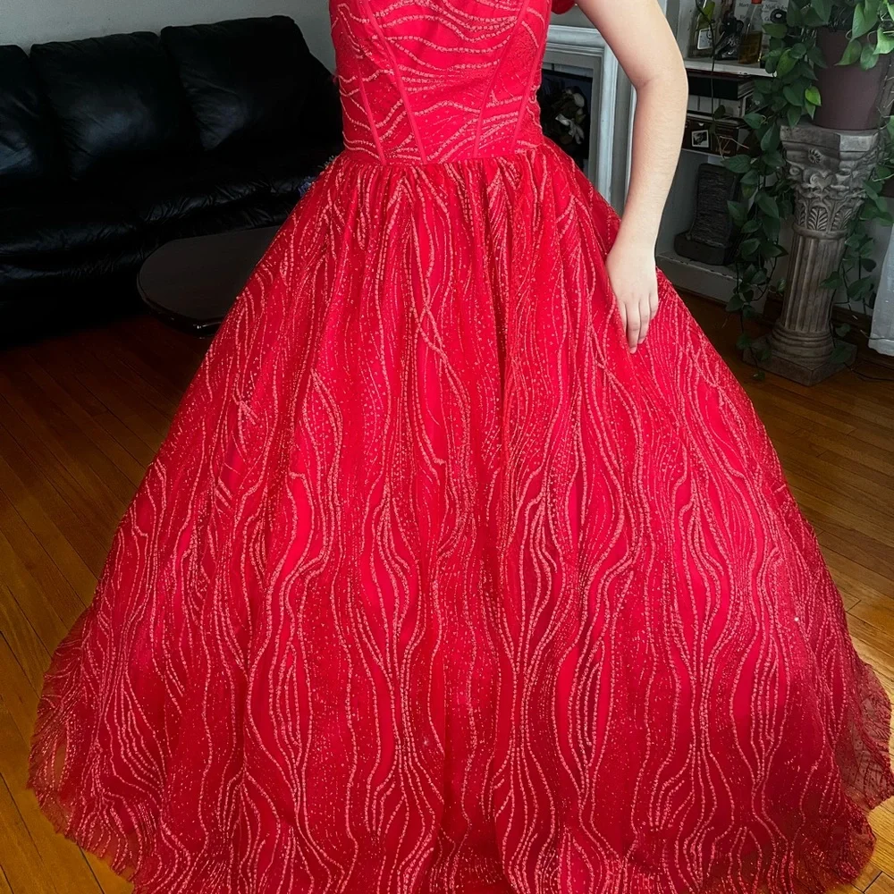 Red dress - Picture 2 of 8